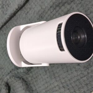 Moman M5 White and Black Projector